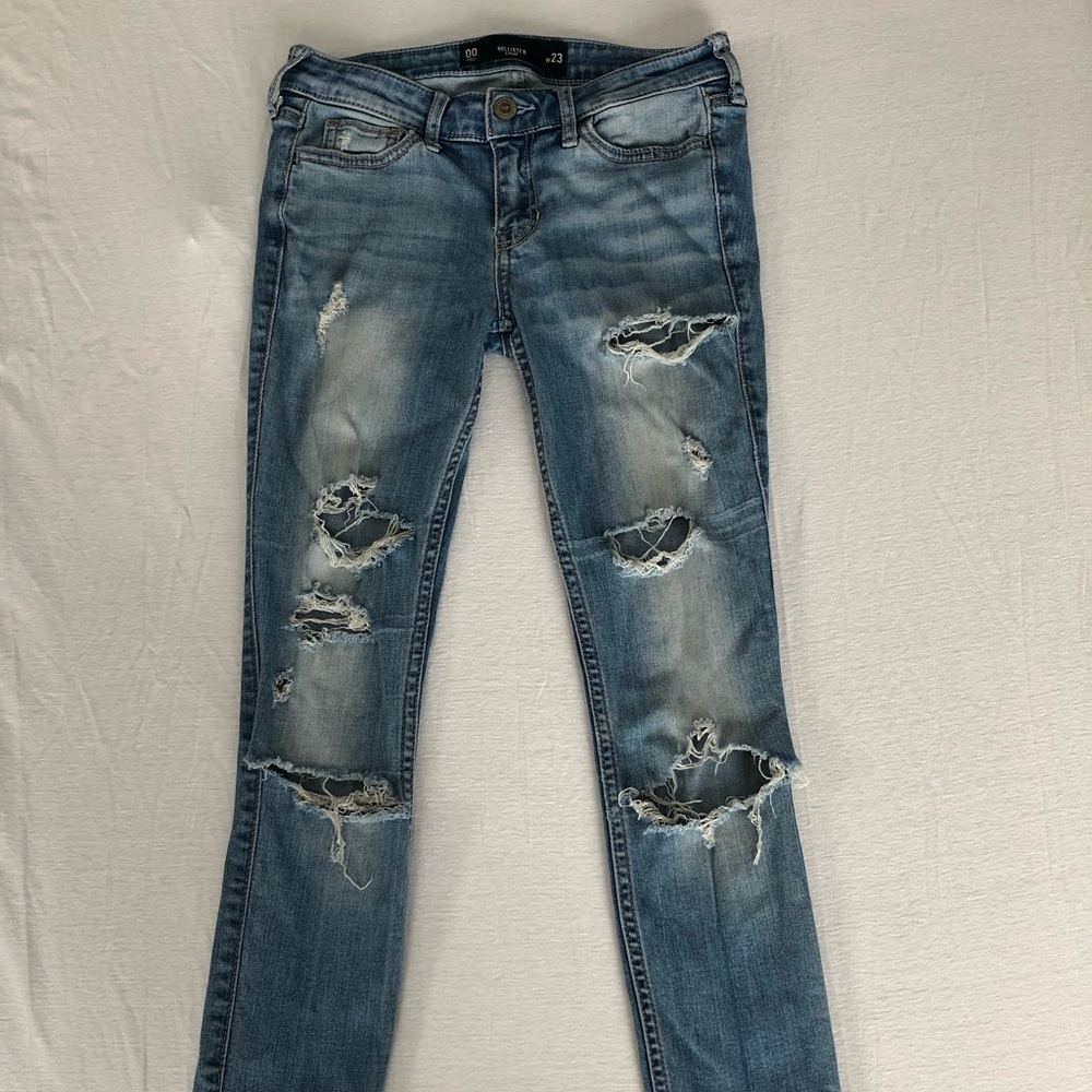 Hollister ripped skinny jeans!